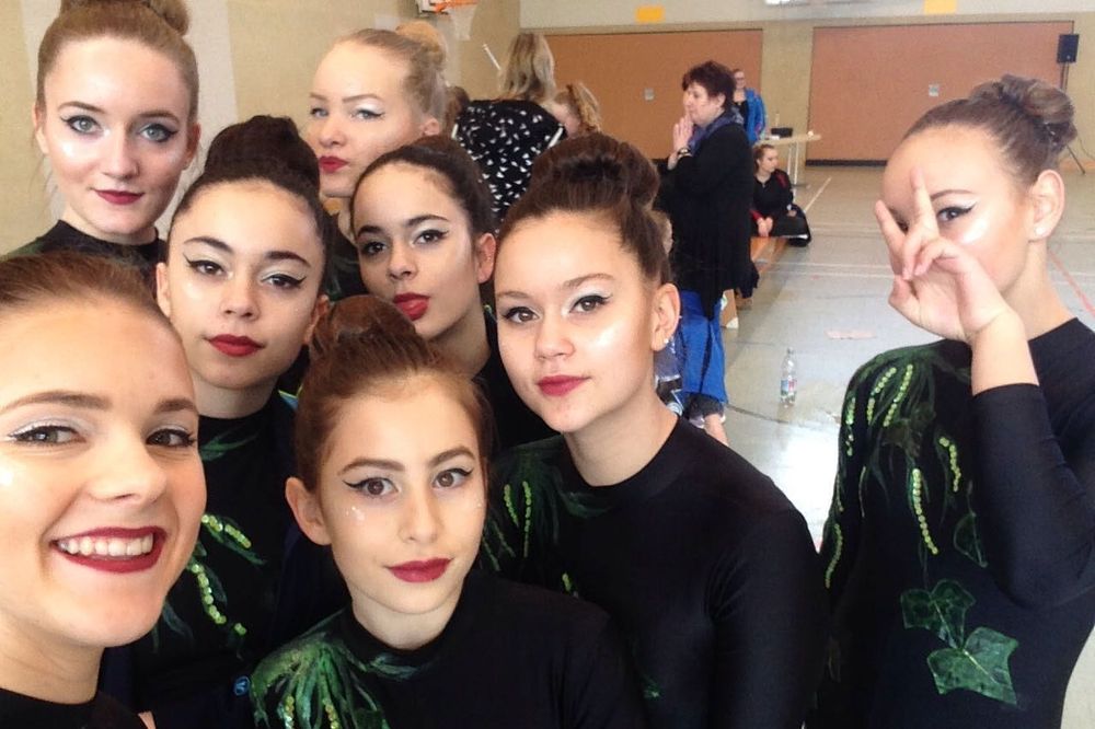 Twirlerinnen-Selfie in grünen Kostümen