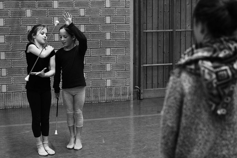 Zwei Minis üben Twirling im Training