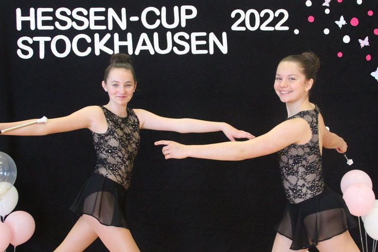 Zwei Twirlerinnen beim Hessen-Cup Stockhausen 2022