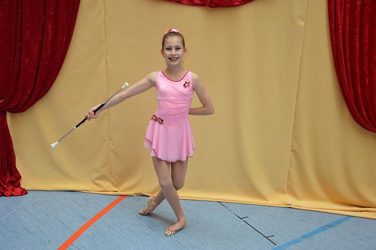 Twirlerin Anastasia in rosa Kostüm mit Stab