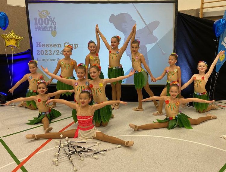 Nachwuchsgruppe im Hawaii-Kostüm beim Hessen Cup
