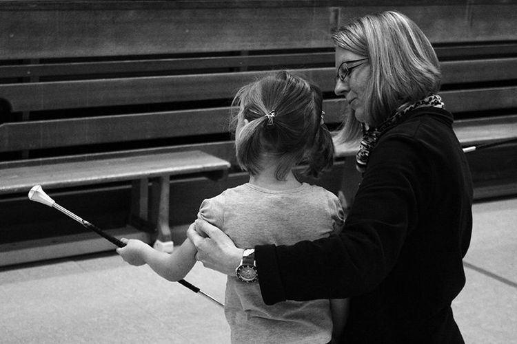Trainerin hilft Bambini beim Twirling im Training