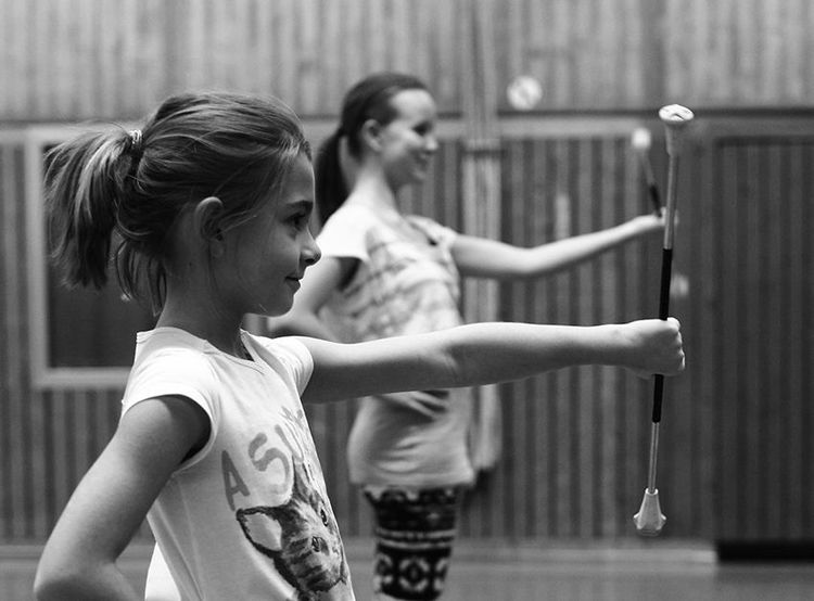 Tänzerinnen üben Twirling mit Stäben in der Halle